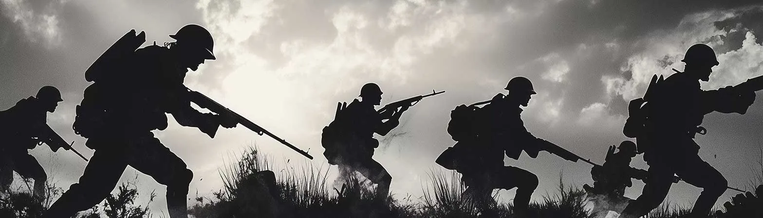 Silhouetten von Soldaten mit Gewehren vor dramatischem Himmel, Schwarz-Weiß