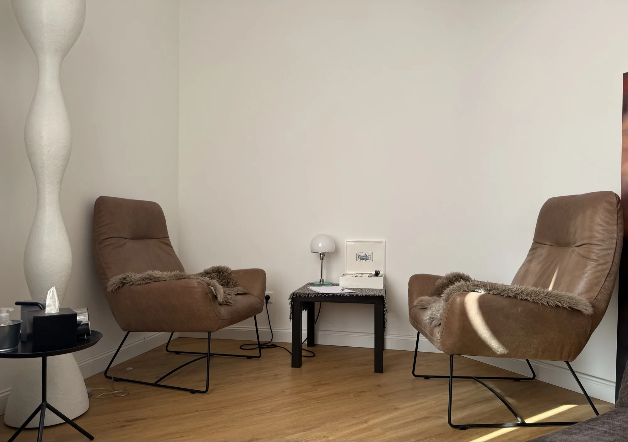 Coaching-Raum mit zwei Sesseln in der Praxis von Birgit Böttcher in Düsseldorf